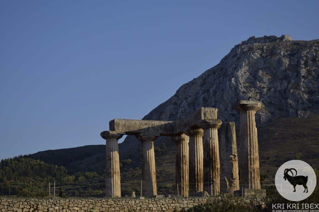 Senovės Korintas su Aukštutiniu Korintu fone